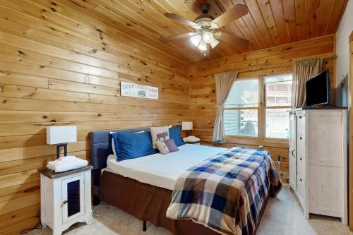 Ένα ή περισσότερα κρεβάτια σε δωμάτιο στο Cedar Shores #15