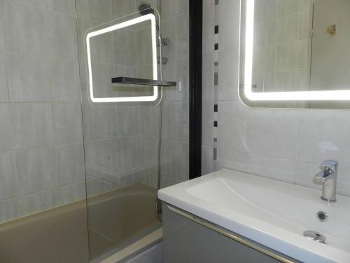 une salle de bain avec un lavabo, un miroir et une douche dans l'établissement Appartement T2 cosy avec jardin, proche plage et commerces – Bormes-les-Mimosas - FR-1-251-756, à Bormes-les-Mimosas