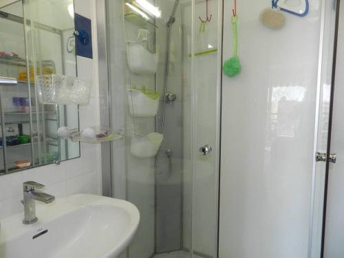 une salle de bain avec une douche avec un lavabo et une douche dans l'établissement Appartement T2 avec coin nuit, piscine, parking sécurisé, proche plage - Le Lavandou - FR-1-251-743, au Lavandou