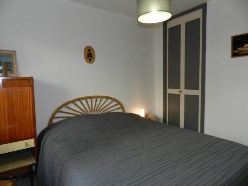 1 dormitorio con 1 cama, 1 silla y 1 ventana en Appartement Bormes-les-Mimosas, 2 pièces, 4 personnes - FR-1-251-744, en Bormes-les-Mimosas