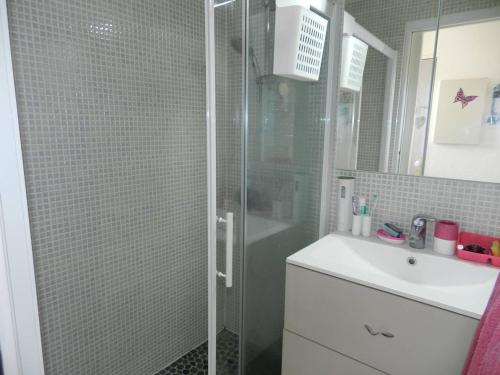 Ванная комната в Appartement Le Lavandou, 3 pièces, 4 personnes - FR-1-251-748