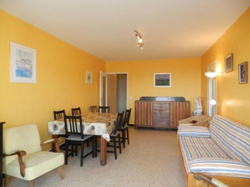 un salon avec une table et des chaises et un lit dans l'établissement Appartement 3 pièces avec piscine, parking et animaux admis - FR-1-251-757, au Lavandou