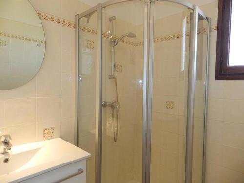une salle de bain avec douche et lavabo dans l'établissement Appartement 3 pièces avec piscine, parking et animaux admis - FR-1-251-757, au Lavandou