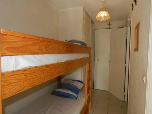 - une chambre avec 2 lits superposés et un placard dans l'établissement Appartement T2 avec Cabine, Piscine, Parking Privé - Proche Plage et Commerces, Le Lavandou - FR-1-251-774, au Lavandou