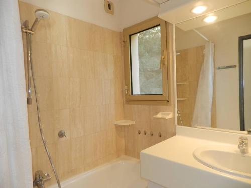 La salle de bains est pourvue d'une douche, d'un lavabo et d'un miroir. dans l'établissement Appartement Le Lavandou, 3 pièces, 6 personnes - FR-1-251-761, au Lavandou