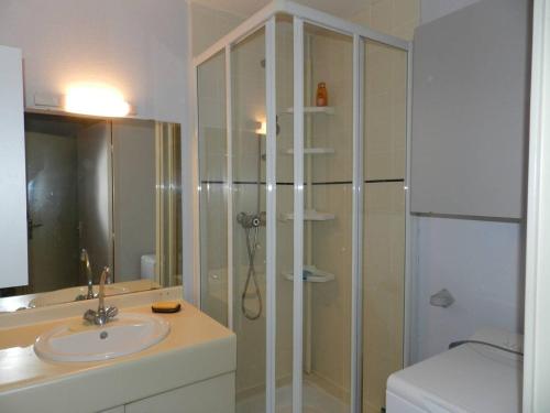 ein Bad mit einer Dusche, einem Waschbecken und einem WC in der Unterkunft Appartement Le Lavandou, 2 pièces, 4 personnes - FR-1-251-769 in Le Lavandou