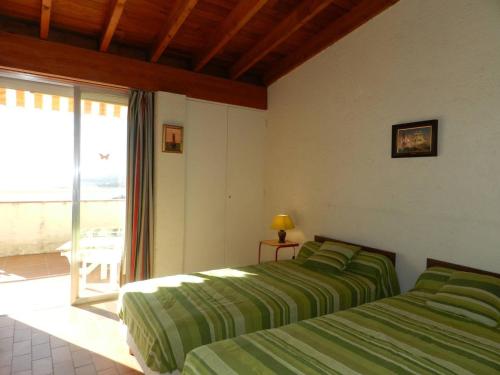- 2 lits dans une chambre avec vue sur l'océan dans l'établissement Appartement 2 pièces avec parking - Le Lavandou - FR-1-251-787, au Lavandou
