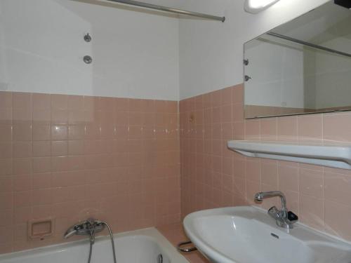 une salle de bain avec un lavabo, un miroir et une baignoire dans l'établissement Appartement 2 pièces avec parking - Le Lavandou - FR-1-251-787, au Lavandou