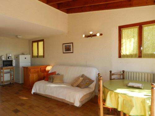 une chambre avec un lit et une table dans une pièce dans l'établissement Appartement 2 pièces avec parking - Le Lavandou - FR-1-251-787, au Lavandou