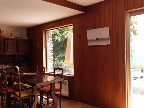 une salle à manger avec une table et des chaises et une fenêtre dans l'établissement Maison 3 pièces avec piscine privée à Bormes-les-Mimosas - FR-1-251-777, à Bormes-les-Mimosas