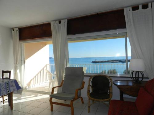 Photo de la galerie de l'établissement Appartement 3P6 Le Lavandou avec Terr. vue mer et Garage - FR-1-251-779, au Lavandou