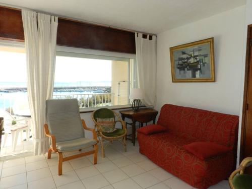 Uma área de estar em Appartement Le Lavandou, 3 pièces, 6 personnes - FR-1-251-779