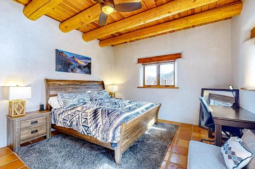 um quarto com uma cama e uma secretária em Villa Grande Vista em Arroyo Seco