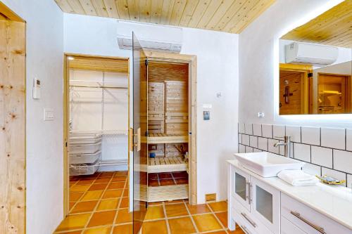 uma casa de banho com 2 lavatórios e uma cabina de duche ao nível do chão em Villa Grande Vista em Arroyo Seco