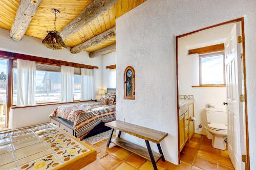 ein Schlafzimmer mit einem Bett und einem WC in einem Zimmer in der Unterkunft Sunset Studio in Taos