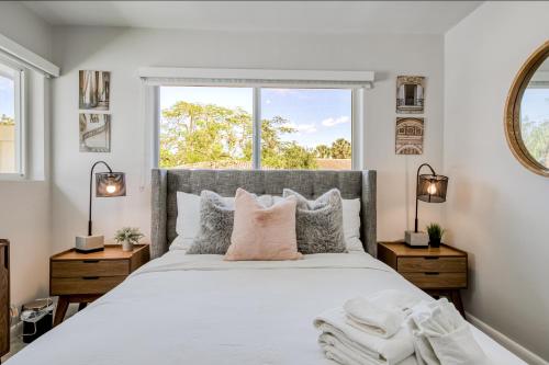 1 dormitorio con 1 cama blanca grande y 2 lámparas en Sunflower Skies #1, en Fort Lauderdale