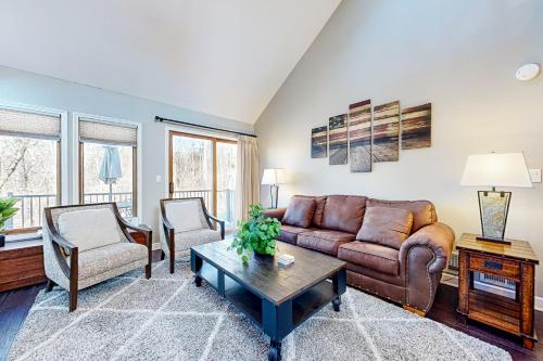 a living room with a couch and two chairs at Oaks Paradise in Galena