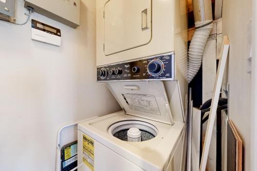 a laundry room with a washer and dryer at Oaks Paradise in Galena