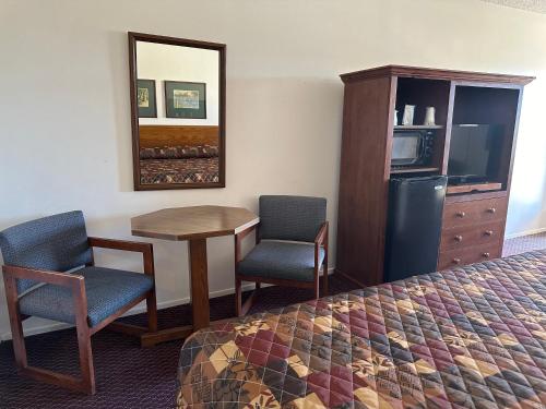 Una cocina o cocineta en Windcrest Inn and Suites