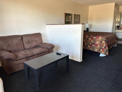 Un lugar para sentarse en Windcrest Inn and Suites