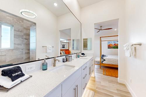 baño con 2 lavabos y espejo grande en Modern Mountain Escape, en Cedar City