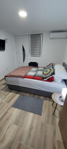 Ένα ή περισσότερα κρεβάτια σε δωμάτιο στο Apartman Heli Meli 2