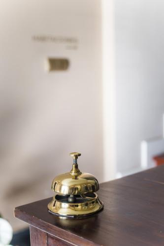 a golden phone sitting on top of a table at Hotel Mi Norte in Ribadeo