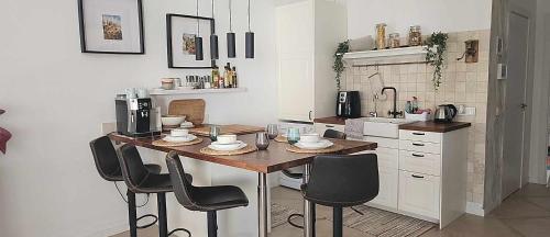 eine Küche mit einem Holztisch und Stühlen in der Unterkunft Casa Verde in Cales de Mallorca