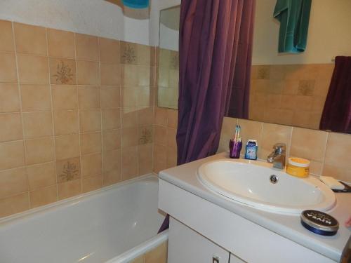 une salle de bain avec un lavabo et une baignoire dans l'établissement Appartement 2 pièces 4 pers avec parking et espace extérieur au Lavandou - FR-1-251-792, au Lavandou