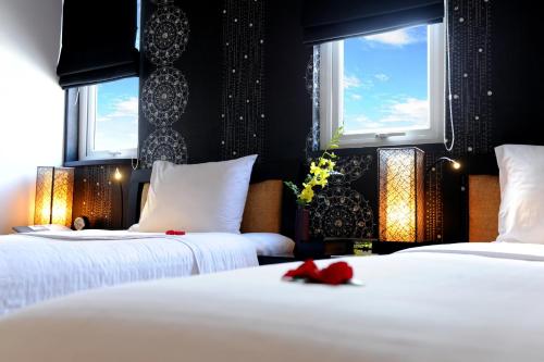 Katil atau katil-katil dalam bilik di Orchid Hotel