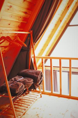 a room with a bed in a tent at Golden Rose Bungalov in Ardeşen