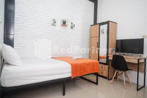 Ένα ή περισσότερα κρεβάτια σε δωμάτιο στο Rumah Daun Timoho Yogyakarta RedPartner