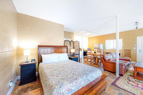 um quarto com uma cama e uma sala de estar em Cozy Mountain Hideaway em Waynesville