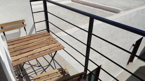 a wooden bench sitting on top of a staircase at WUER Expiatorio in León