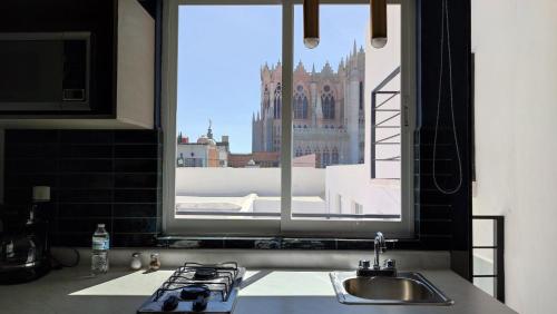 a kitchen counter with a sink and a window at WUER Expiatorio in León