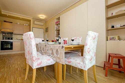シルミオーネにあるCasa Bel Tramontoのキッチン(テーブル、椅子2脚付)