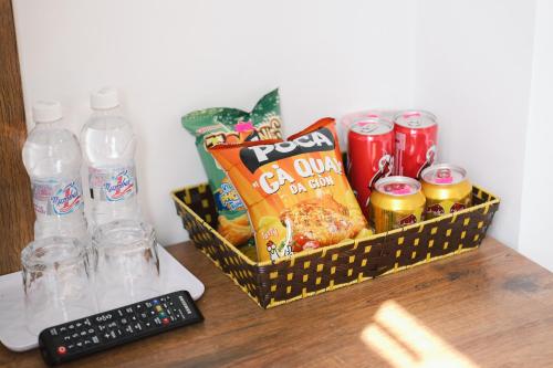 una cesta de comida y bebida sentada en una mesa en Mat Troi Vang Dalat Hotel, en Da Lat
