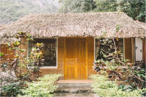 a small hut with a thatch roof at Trang An Mountain House in Ninh Binh