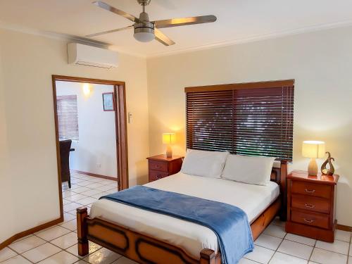 sypialnia z łóżkiem i wentylatorem sufitowym w obiekcie La Riviera One - Coastal Lifestyle - Three Bedroom w mieście South Mission Beach