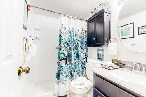 uma casa de banho com um WC e uma cortina de chuveiro em Harbour Beach Resort Unit 518 em Daytona Beach