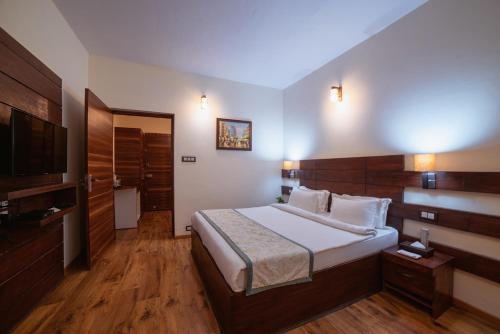 Ένα ή περισσότερα κρεβάτια σε δωμάτιο στο Dhanachuli Retreat