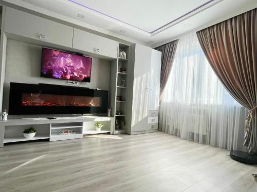 salon z telewizorem z płaskim ekranem na ścianie w obiekcie Brand New Apartment Main Road w Kiszyniowie