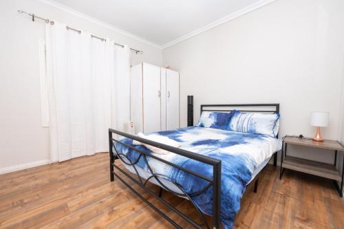 Dormitorio blanco con cama y mesa en 29, en Corio