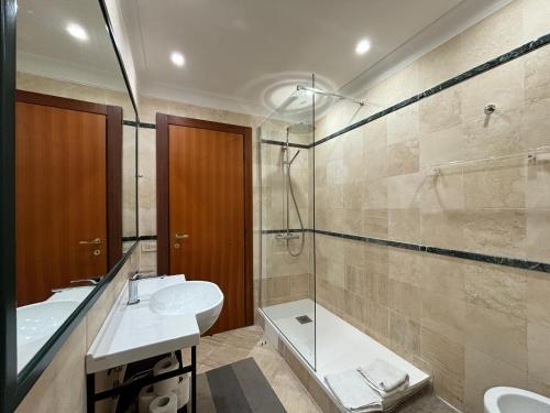 La salle de bains est pourvue d'un lavabo, de toilettes et d'une baignoire. dans l'établissement Holidays Banchi Nuovi, à Rome