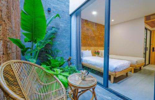 - une chambre avec un lit, une table et des chaises dans l'établissement Villa Đà Nẵng Gần Biển - Biệt Thự Đà Nẵng, à Đà Nẵng