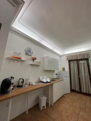 una cucina con un lungo bancone in una stanza di MG Luxury Home a Napoli