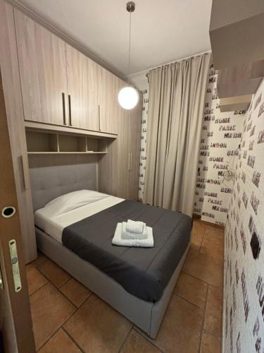 - une chambre avec un lit dans l'établissement MG Luxury Home, à Naples