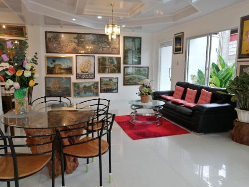 sala de estar con mesa y sofá en Sillero Painting Gallery and Hostel, en Dumaguete