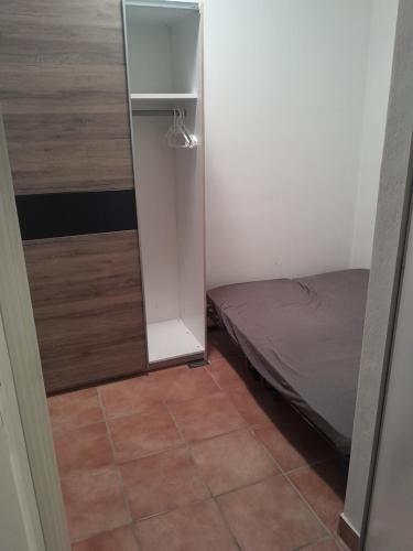 Cette petite chambre comprend un lit et un placard. dans l'établissement apartmaj strunjan, à Portorož