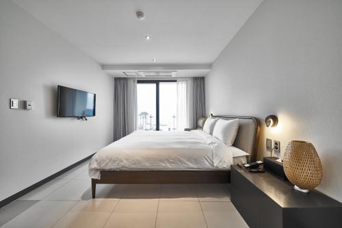 TV a/nebo společenská místnost v ubytování Lareem Boutique Hotel